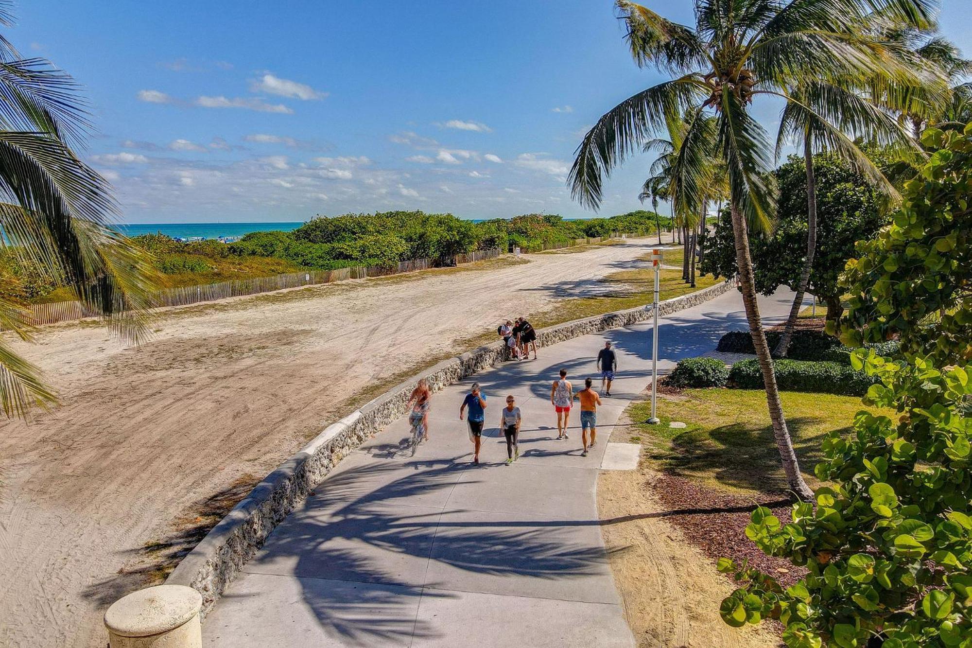 Super Deal, W/2 Queen Beds On Ocean Dr Miami Beach