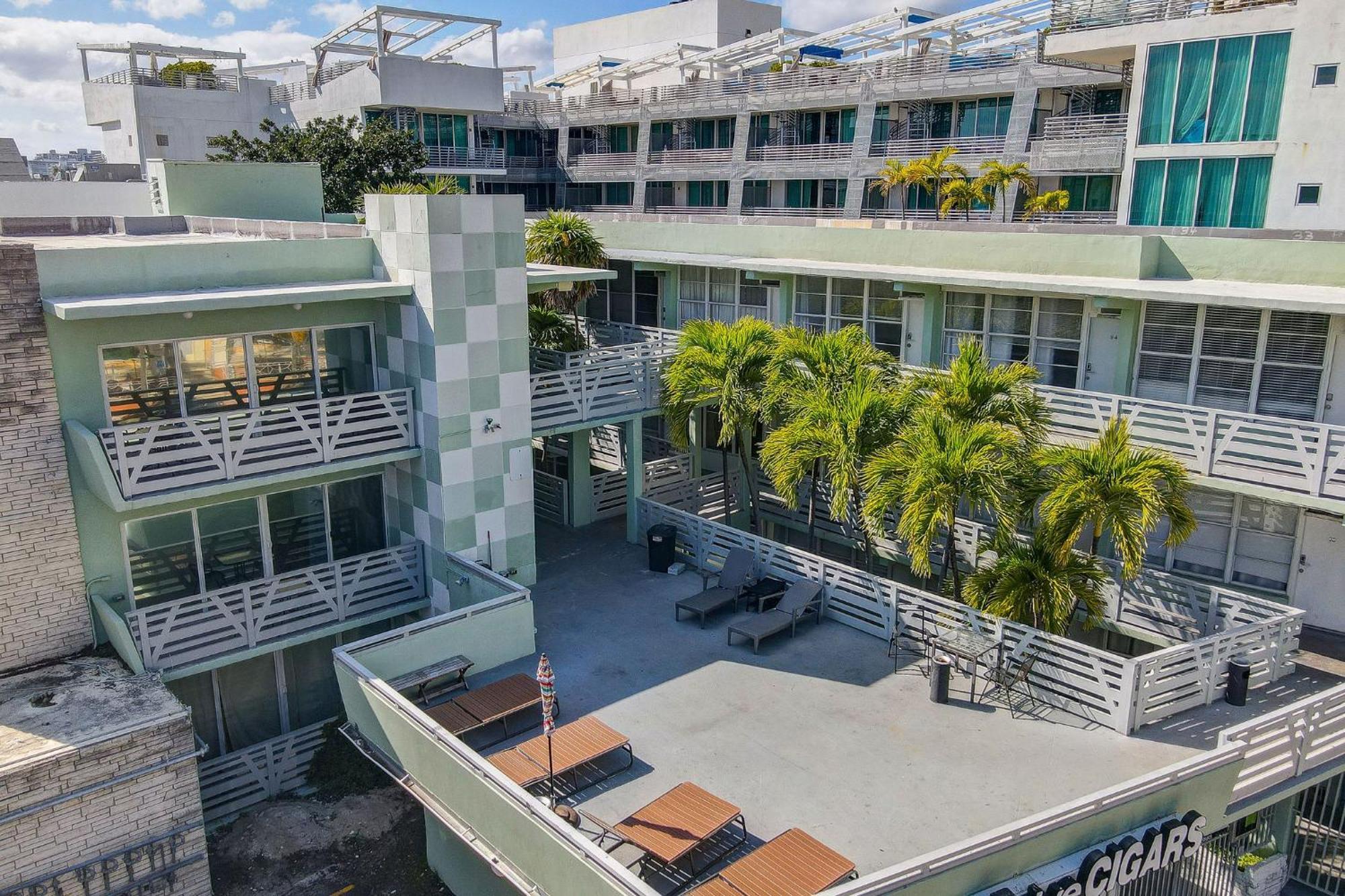 Super Deal, W/2 Queen Beds On Ocean Dr * Miami Beach