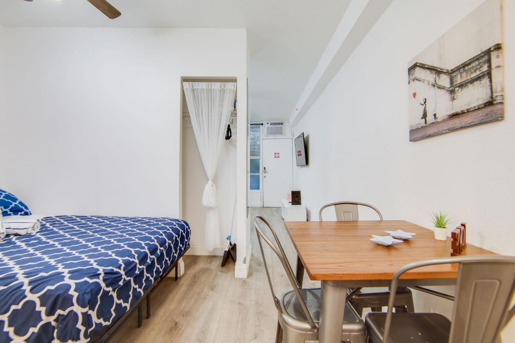Super Deal, W/2 Queen Beds On Ocean Dr Miami Beach