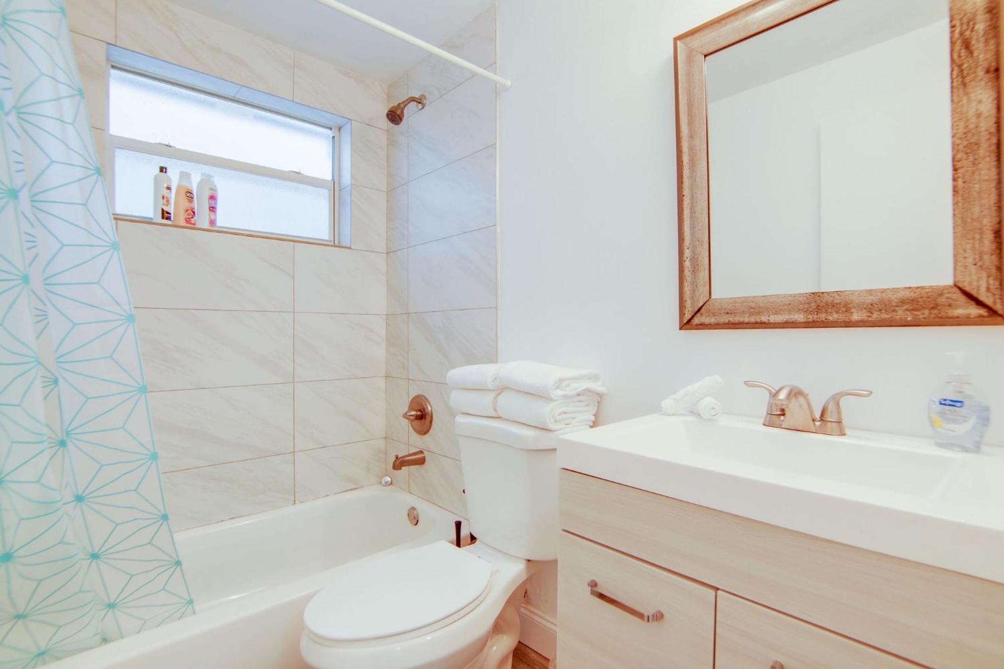 Super Deal, W/2 Queen Beds On Ocean Dr * Miami Beach