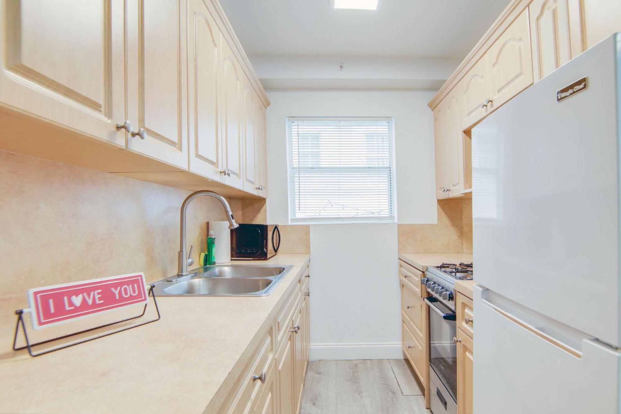Super Deal, W/2 Queen Beds On Ocean Dr * Miami Beach