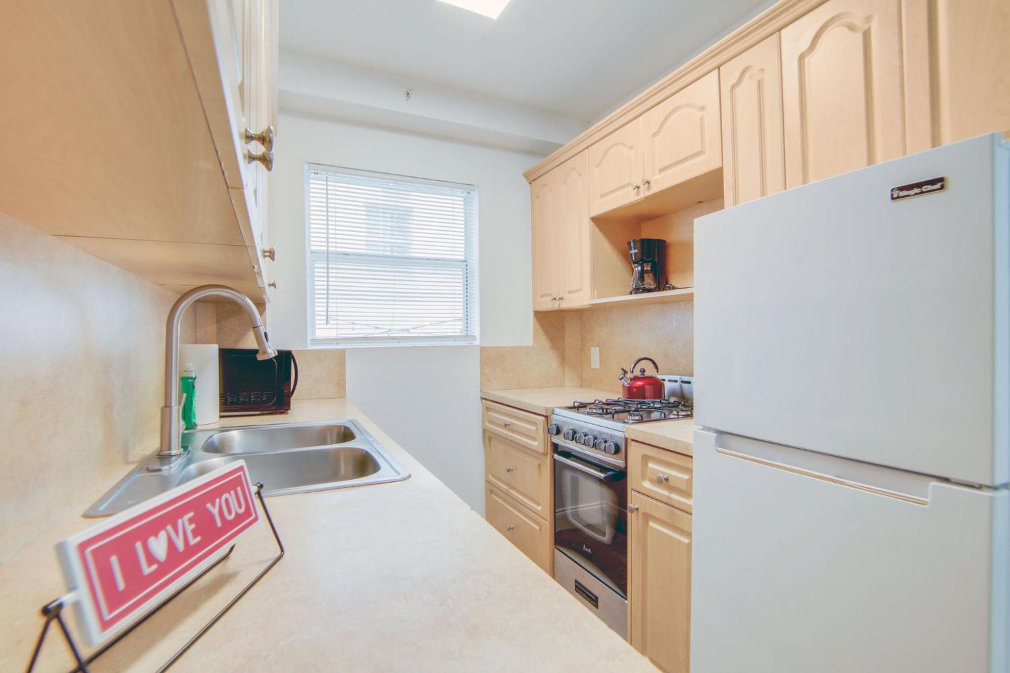 Super Deal, W/2 Queen Beds On Ocean Dr Apartment